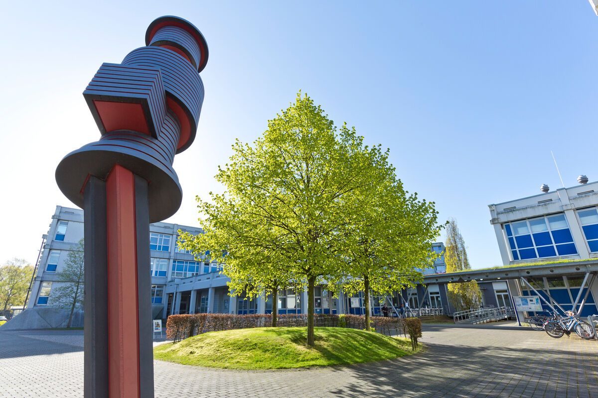 So kennen wir unseren Campus: Die Skulptur ist ein markanter Punkt. (Foto: FH Münster/Ralf Emmerich)