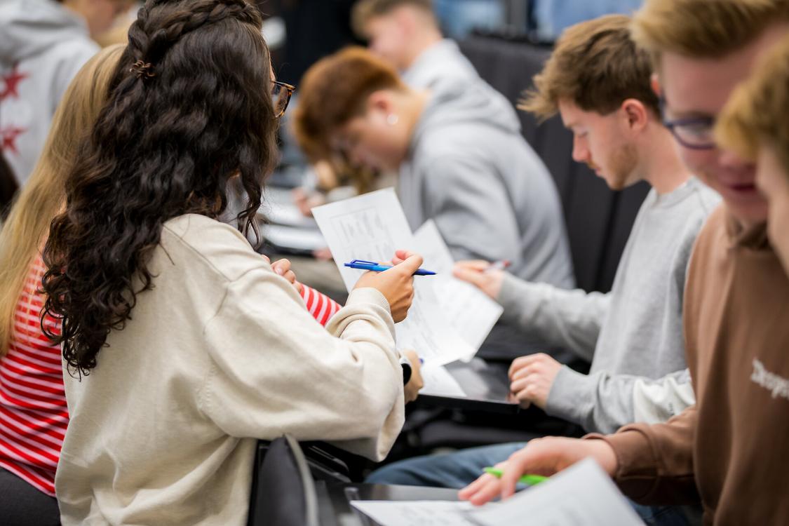 Das Foto zeigt eine Gruppe von Studierenden im Hörsaal der FH Münster.