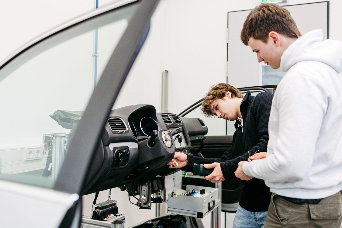 Studierende im Praktikum