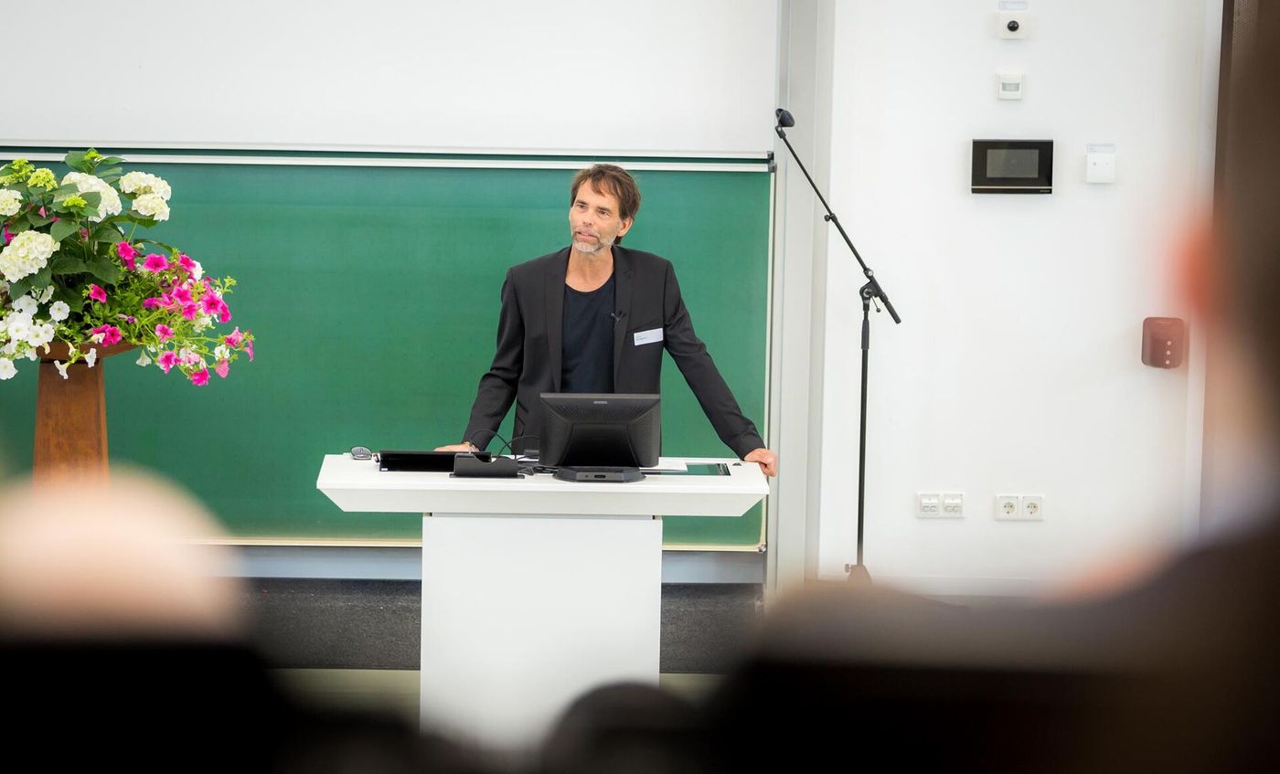 Das Foto zeigt Prof. Dr. Ralf Ziegenbein des ITB bei der Akademischen Feier 2024.